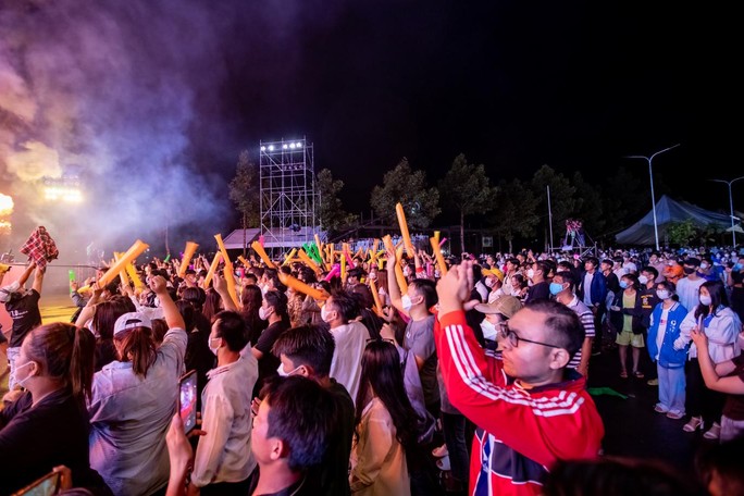 Hơn 1.000 người dự chương trình nghệ thuật hòa âm ánh sáng tại Châu Đốc - Ảnh 4.