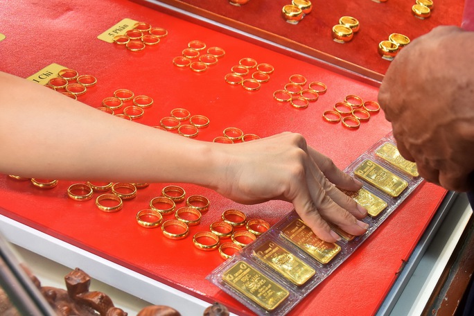 Giá vàng hôm nay 4-4: Vàng SJC chững giá, cao hơn thế giới trên 15 triệu đồng/lượng - Ảnh 1.