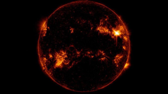 Rùng mình: NASA chụp được cảnh Mặt Trời bắn Trái Đất - Ảnh 2.