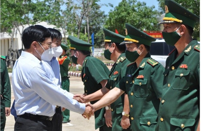 Phó thủ tướng Thường trực Phạm Bình Minh thăm Đồn Biên phòng Cửa khẩu Hoàng Diệu - Ảnh 1.