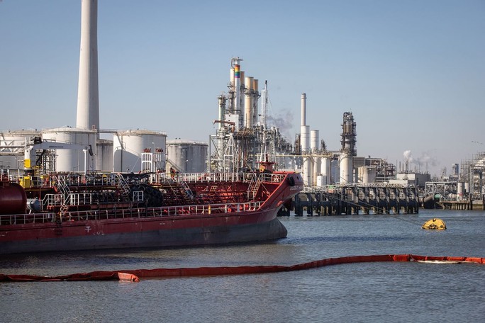 22 triệu thùng dầu của Nga, Iran, Venezuela dồn ứ ngoài khơi Trung Quốc - Ảnh 2.