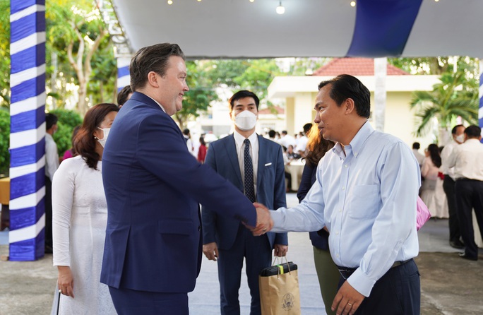 Đại sứ Mỹ tại Việt Nam Marc Knapper thăm Cần Thơ, đi thuyền trên sông Hậu - Ảnh 1.