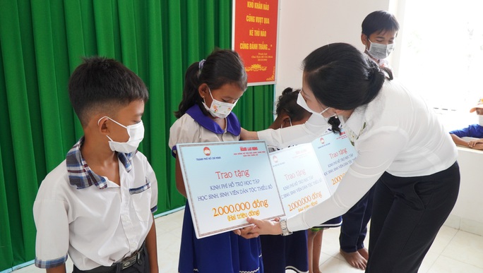 Trao 50 suất học bổng cho học sinh dân tộc thiểu số ở Kiên Giang - Ảnh 2.