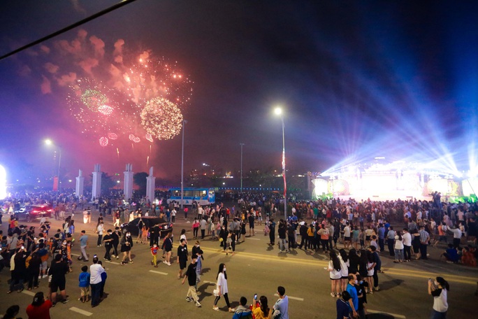 CLIP: Biển người đổ về xem pháo hoa tại lễ hội Đền Hùng - Ảnh 5.