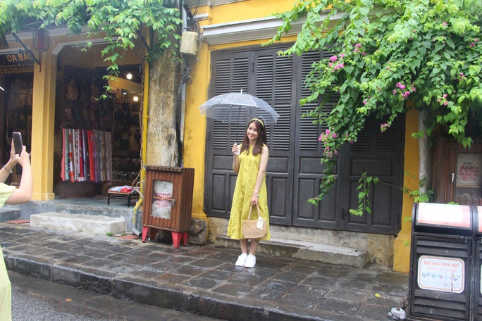 Hàng chục ngàn người đổ về Hội An du lịch, phố cổ ken kín lối - Ảnh 6.