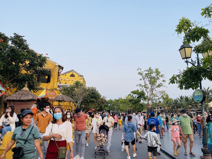 Hàng chục ngàn người đổ về Hội An du lịch, phố cổ ken kín lối - Ảnh 8.