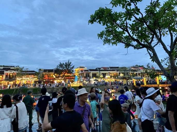 Hàng chục ngàn người đổ về Hội An du lịch, phố cổ ken kín lối - Ảnh 20.