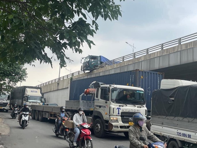 Kinh h&atilde;i xe ben su&yacute;t rơi từ cầu vượt Amata xuống đường đ&ocirc;ng phương tiện - Ảnh 3.