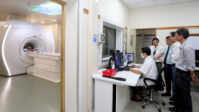 Bệnh viện Trung ương Huế đưa hệ thống MRI hiện đại nhất vào chẩn đoán bệnh tật - Ảnh 2.