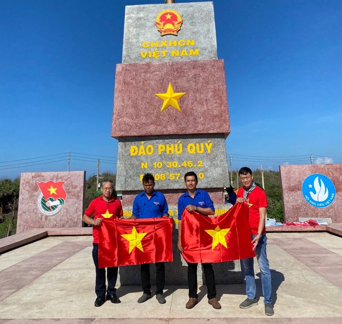 Trao tặng 500 lá cờ Tổ quốc cho ngư dân huyện đảo Phú Quý – Bình Thuận - Ảnh 1.