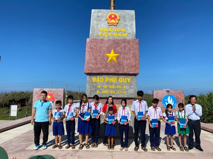 Trao tặng 500 lá cờ Tổ quốc cho ngư dân huyện đảo Phú Quý – Bình Thuận - Ảnh 4.