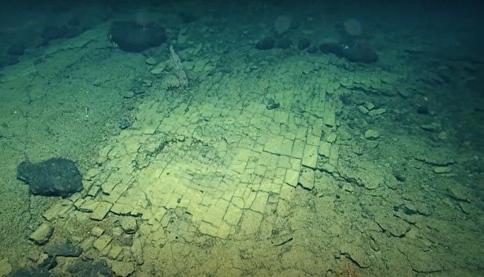Lối vào lục địa thứ 7: Con đường gạch vàng dưới biển sâu ngàn mét? - Ảnh 1.