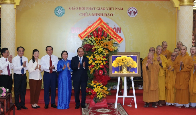 Chủ tịch nước Nguyễn Xuân Phúc thăm, chúc mừng Đại lễ Phật đản tại TP HCM - Ảnh 3.