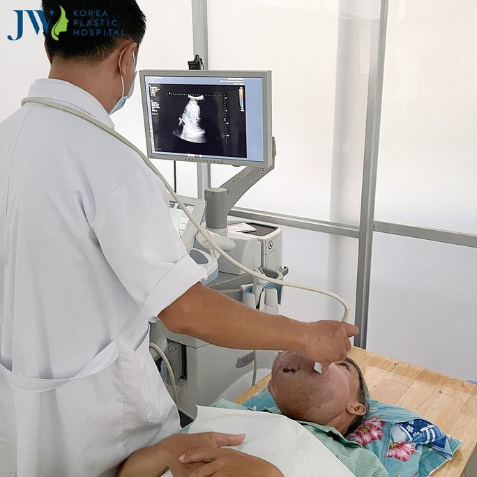 Chạy đua cứu người đàn ông 10 năm mang khối u quái khổng lồ trên mặt - Ảnh 3.