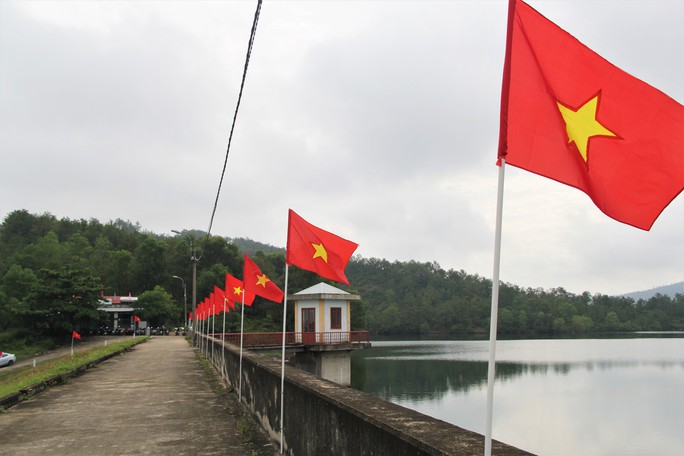 Rợp bóng cờ trên đường vào Khu di tích Tượng đài Vĩnh Trinh - Ảnh 6.
