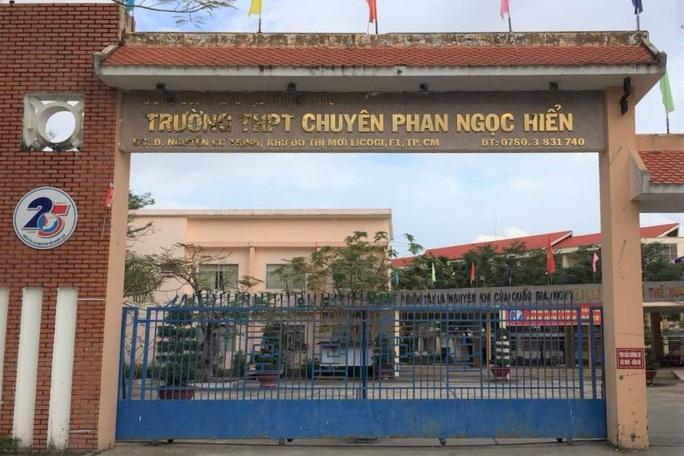 Kỷ luật cảnh cáo phó hiệu trưởng bắt học sinh ăn thức ăn lấy ra từ thùng rác - Ảnh 1.