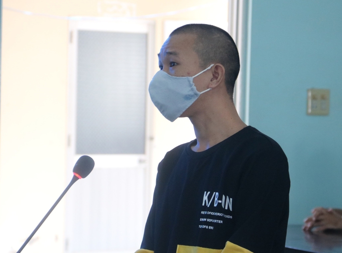 Tranh luận về hành vi điều khiển xe múc đập nhiều nhát vào đầu ô tô đang có người - Ảnh 2. Tranh luận về hành vi điều khiển xe múc đập nhiều nhát vào đầu ô tô đang có người - Ảnh 2.