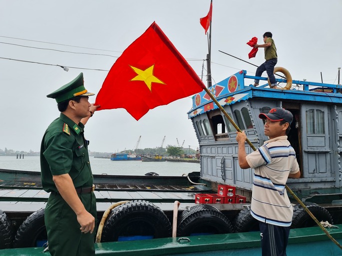 Ngư dân Thừa Thiên – Huế nhận 10.000 lá cờ Tổ quốc - Ảnh 7.