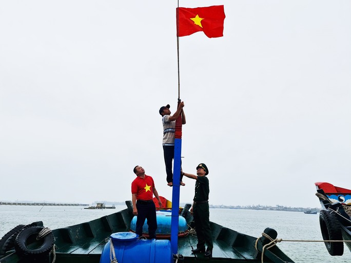 Ngư dân Thừa Thiên – Huế nhận 10.000 lá cờ Tổ quốc - Ảnh 8.