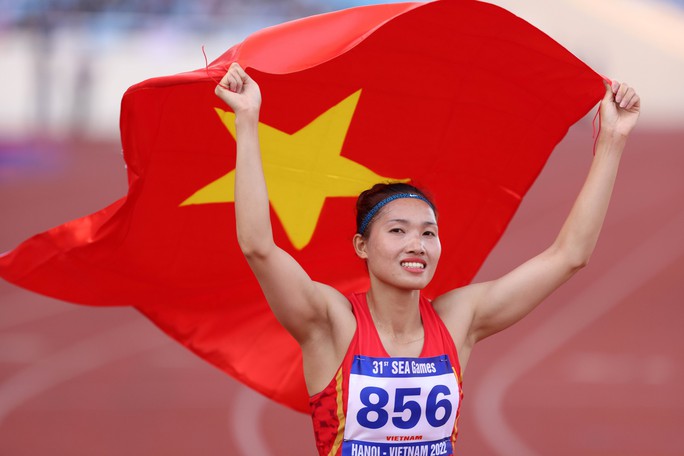 Nguyễn Linh Na ôm mẹ khóc nức nở sau khi giành HCV SEA Games 31 - Ảnh 4.