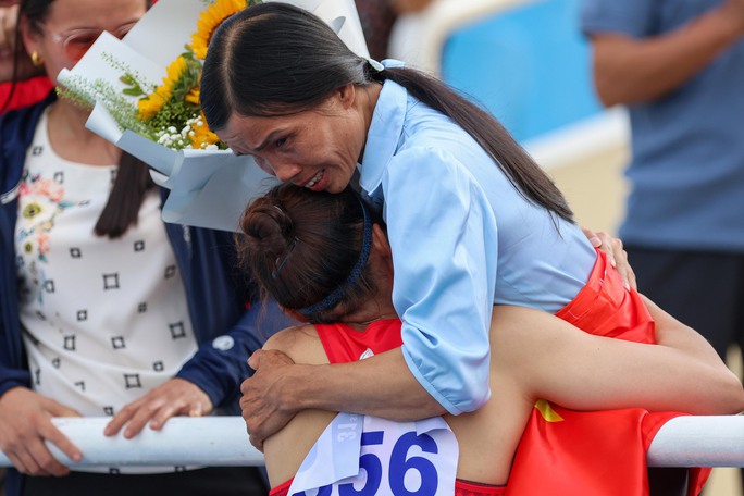 Nguyễn Linh Na ôm mẹ khóc nức nở sau khi giành HCV SEA Games 31 - Ảnh 7.