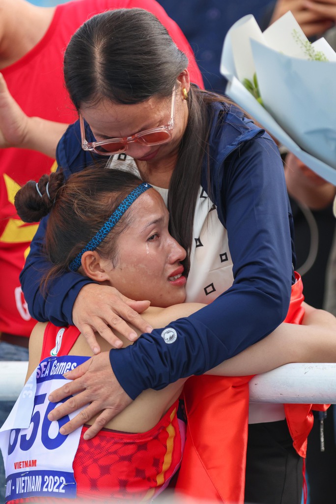 Nguyễn Linh Na ôm mẹ khóc nức nở sau khi giành HCV SEA Games 31 - Ảnh 8.