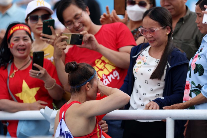 Nguyễn Linh Na ôm mẹ khóc nức nở sau khi giành HCV SEA Games 31 - Ảnh 9.
