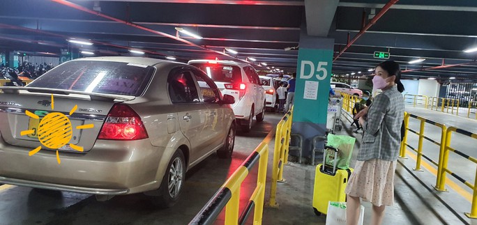 Thêm nhiều hành khách tố bị “làm giá” khi đặt xe ở sân bay Tân Sơn Nhất - Ảnh 1.