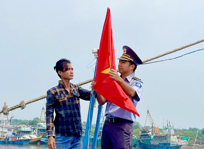 Trao 2.000 lá cờ Tổ quốc cho ngư dân Bà Rịa - Vũng Tàu - Ảnh 3.
