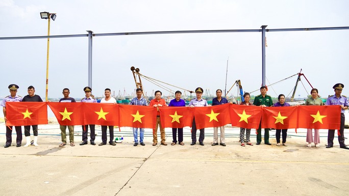 Trao 2.000 lá cờ Tổ quốc cho ngư dân Bà Rịa - Vũng Tàu - Ảnh 2.