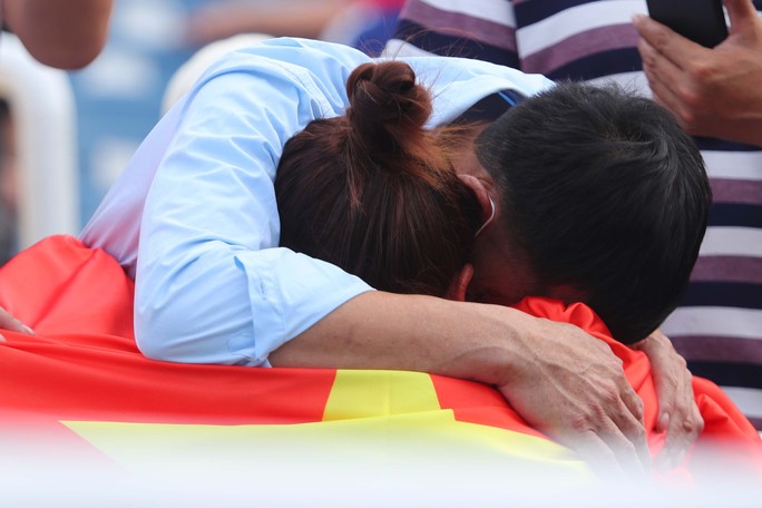 Lò Thị Hoàng ôm bố mẹ khóc nức nở sau khi giành HCV, phá kỷ lục ném lao - Ảnh 9.