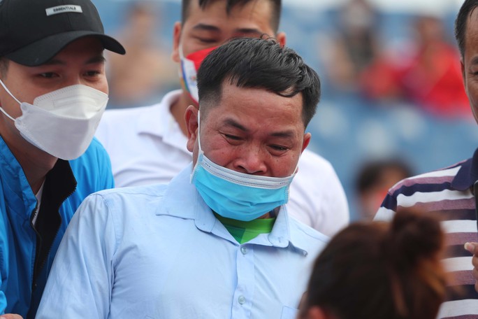 Lò Thị Hoàng ôm bố mẹ khóc nức nở sau khi giành HCV, phá kỷ lục ném lao - Ảnh 8.