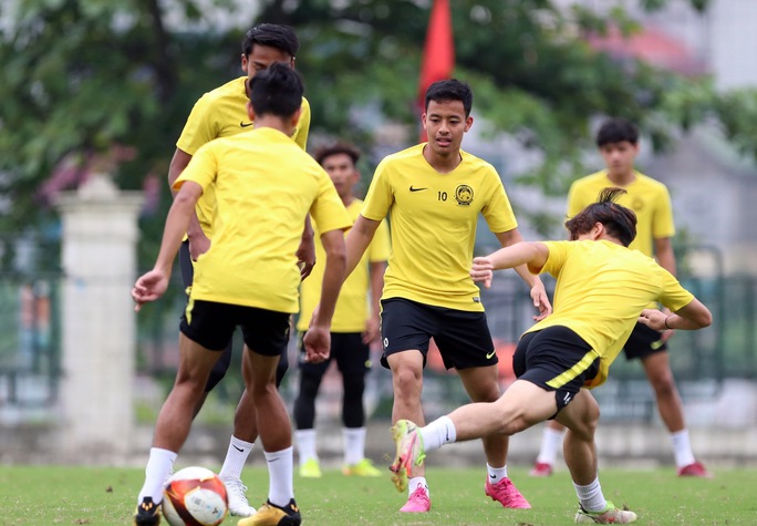 CLIP: U23 Malaysia cởi mở, thân thiện trong buổi tập duy nhất chuẩn bị đấu U23 Việt Nam - Ảnh 3.