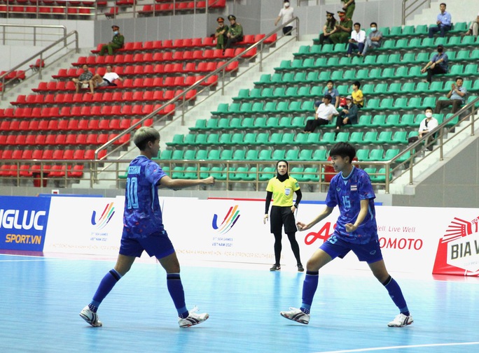 Futsal nữ Việt Nam thua sít sao Thái Lan trong trận tranh HCV SEA Games 31 - Ảnh 1.