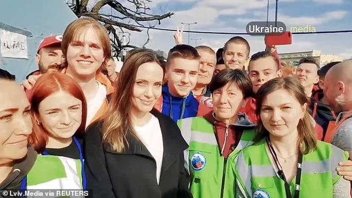 Angelina Jolie bí mật thăm trẻ mồ côi ở Ukraine - Ảnh 6.