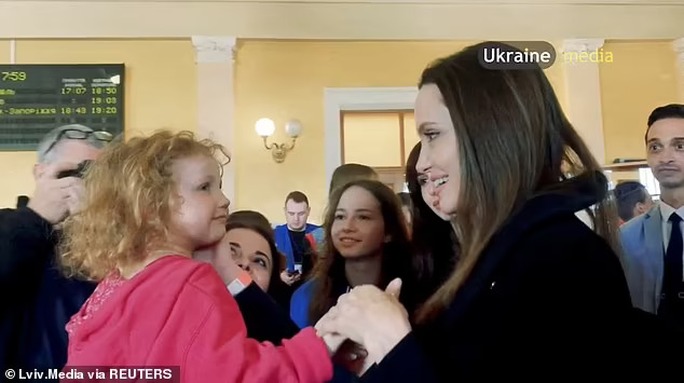 Angelina Jolie bí mật thăm trẻ mồ côi ở Ukraine - Ảnh 3.