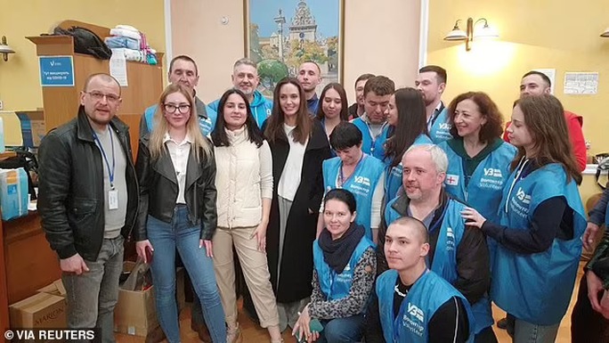 Angelina Jolie bí mật thăm trẻ mồ côi ở Ukraine - Ảnh 5.
