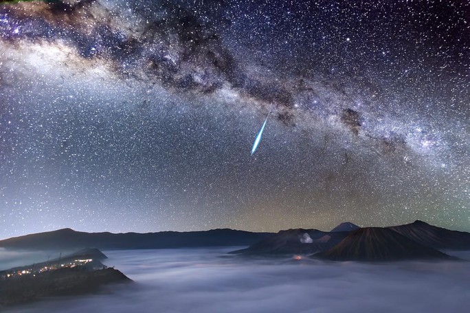 Đêm nay, ngắm sao chổi Halley đổ mưa ánh sáng xuống Trái Đất - Ảnh 1.