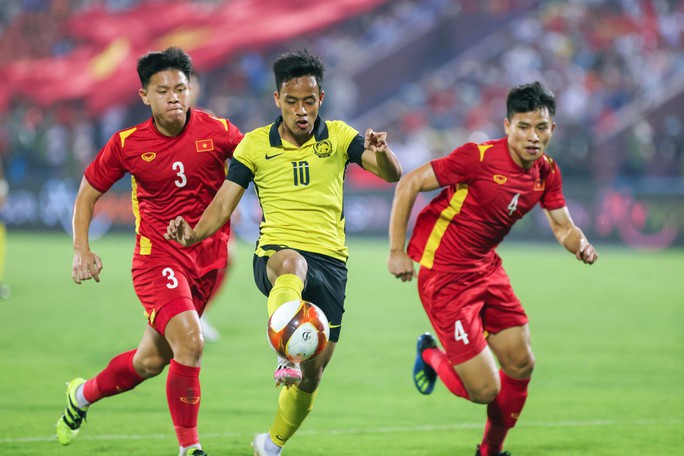 Thủ môn U23 Malaysia khóc nức nở sau khi thua U23 Việt Nam - Ảnh 1.