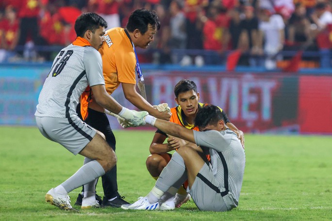 Thủ môn U23 Malaysia khóc nức nở sau khi thua U23 Việt Nam - Ảnh 6.
