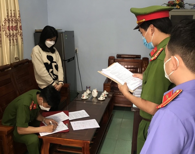 Công an thị xã Ba Đồn tống đạt quyết định khởi tố vụ án, khởi tố bị can đối với Lê Thị Thu Chi