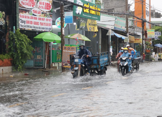 TP HCM: Đường thành sông sau cơn mưa lớn cuối tuần - Ảnh 1.