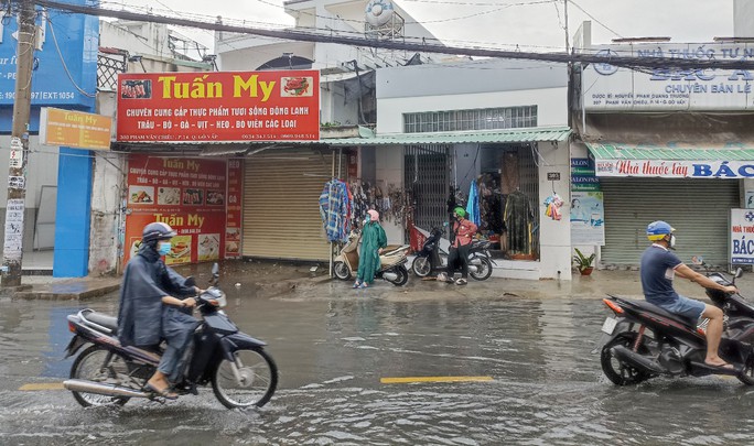 TP HCM: Đường thành sông sau cơn mưa lớn cuối tuần - Ảnh 9.