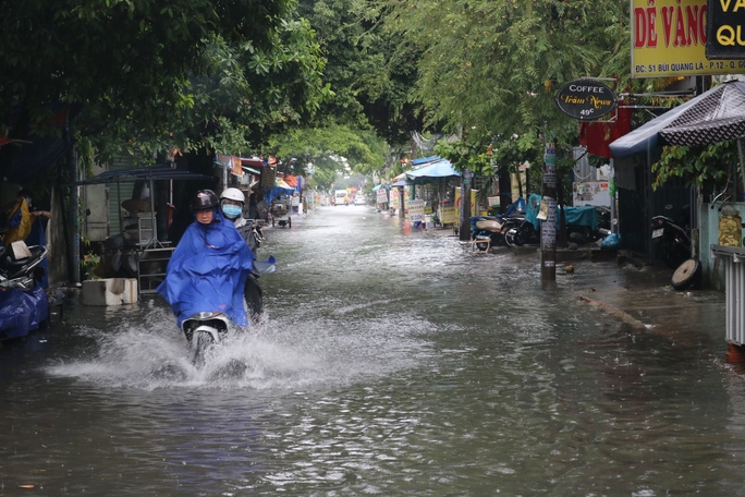 TP HCM: Đường thành sông sau cơn mưa lớn cuối tuần - Ảnh 2.