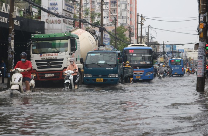 TP HCM: Đường thành sông sau cơn mưa lớn cuối tuần - Ảnh 5.