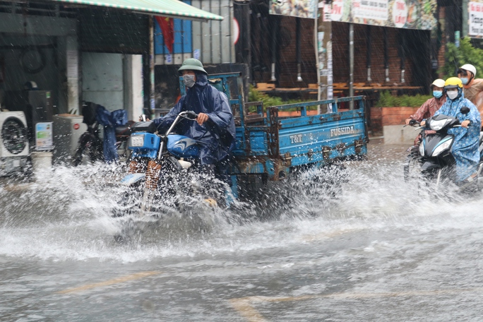 TP HCM: Đường thành sông sau cơn mưa lớn cuối tuần - Ảnh 7.