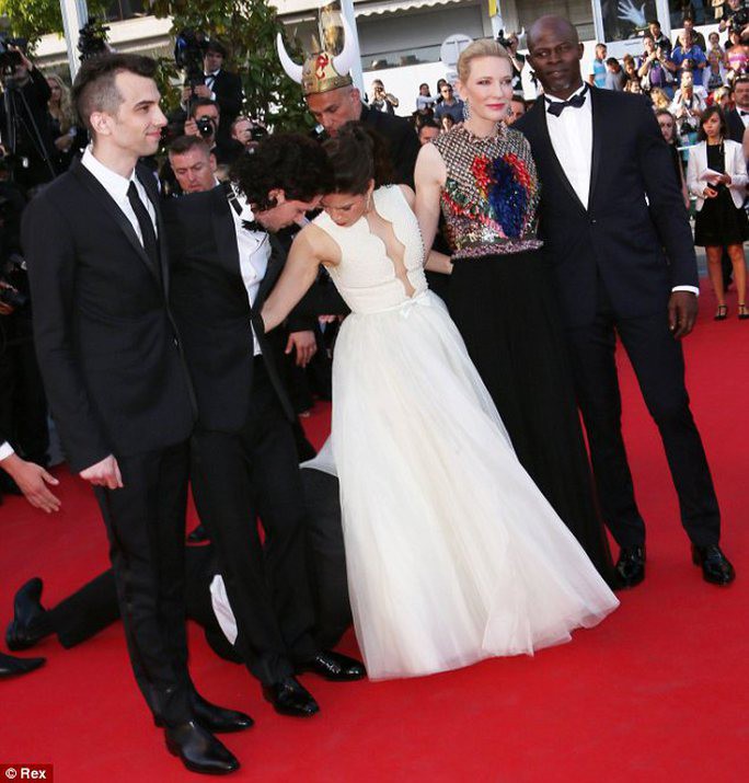 Những vụ quấy rối, gây sốc trên thảm đỏ Liên hoan phim Cannes - Ảnh 8.