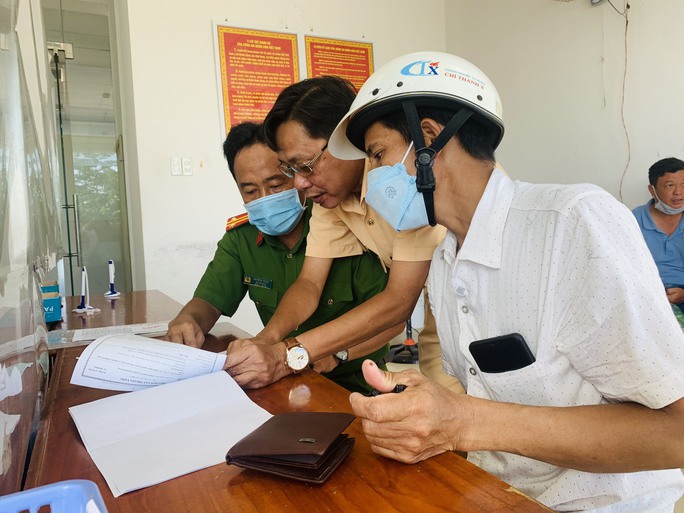 Ngày đầu công an cấp xã ở Cà Mau và Phú Quốc đăng ký xe máy - Ảnh 4.
