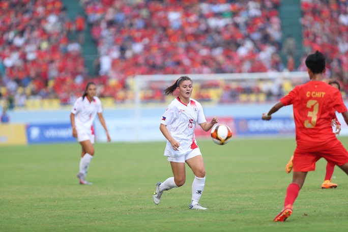 Ghi 2 bàn trong 3 phút, tuyển nữ Philippines thắng ngược Myanmar - Ảnh 2.