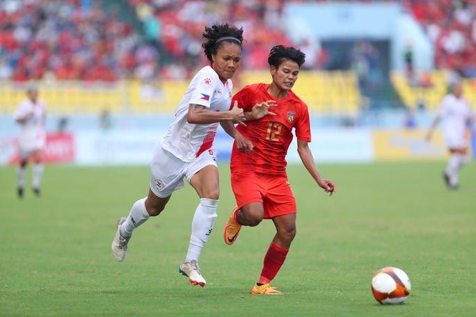 Ghi 2 bàn trong 3 phút, tuyển nữ Philippines thắng ngược Myanmar - Ảnh 1.
